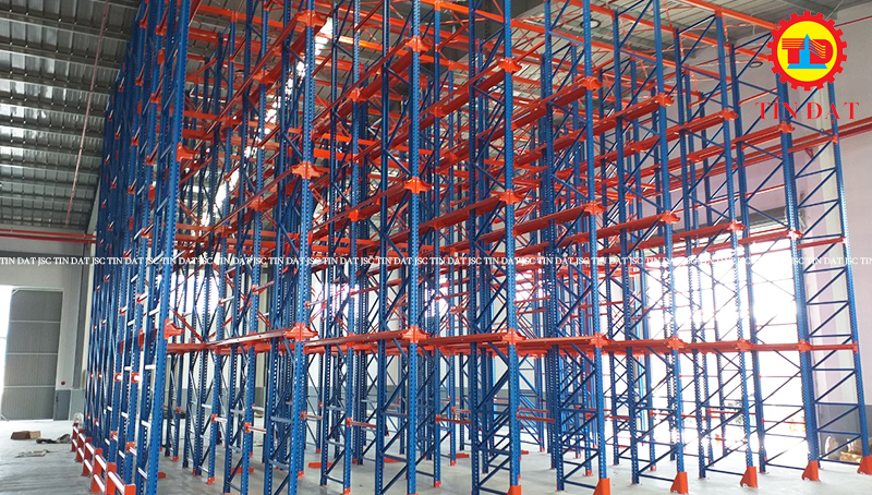 Drive-in shelves - warehouse project Kleen-pak
